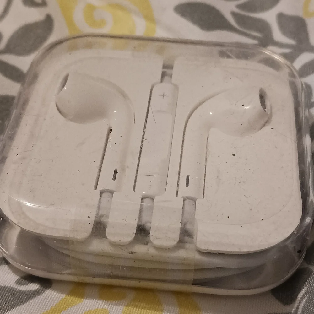 NWT! APPLE EARBUDS